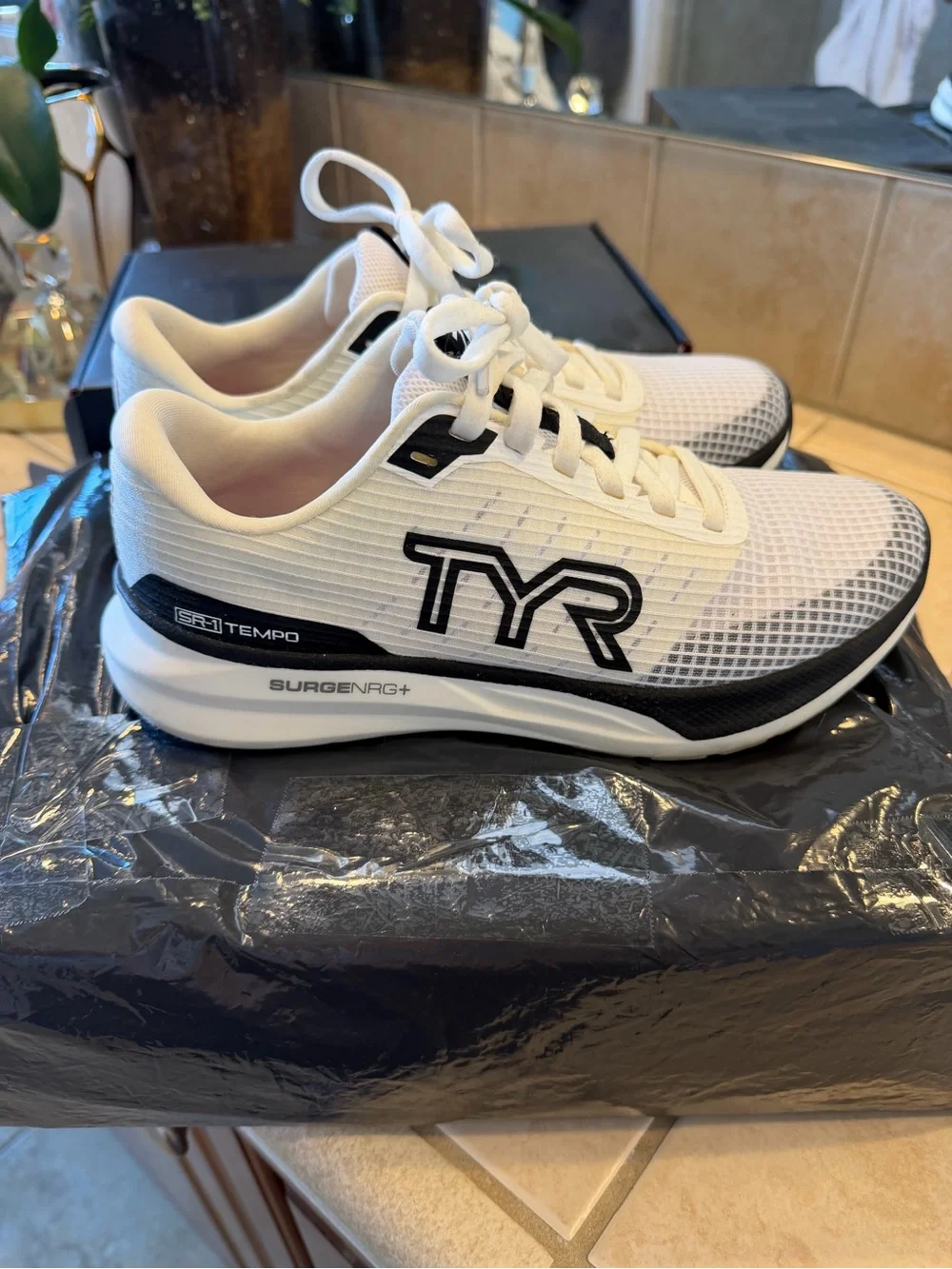 TYR White and Black SR-1 TEMPO TEMPO RUNNER